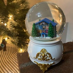 Lover Snowglobe 2023